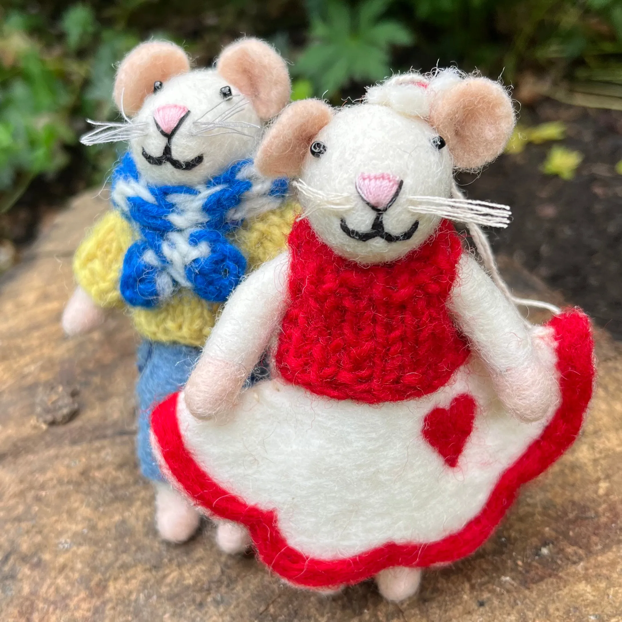 Sweetheart Couple Wool Felt Boy and Girl Valentine Mice, Wedding Gift for Bride and Groom, Valentine Gift, Anniversary, Engagement Gift, Bride Shower Gift